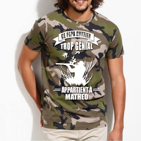 Tee shirt camouflage personnalisé "Ce papa huttier trop génial appartient à ..." avec prénom au choix